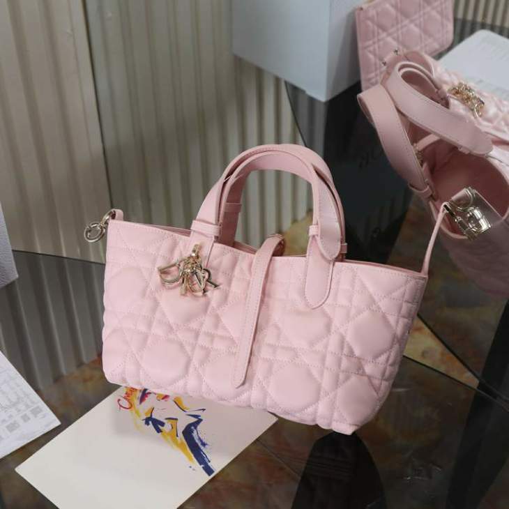 Picture of Dior Handbags _SKUfw242322261fw